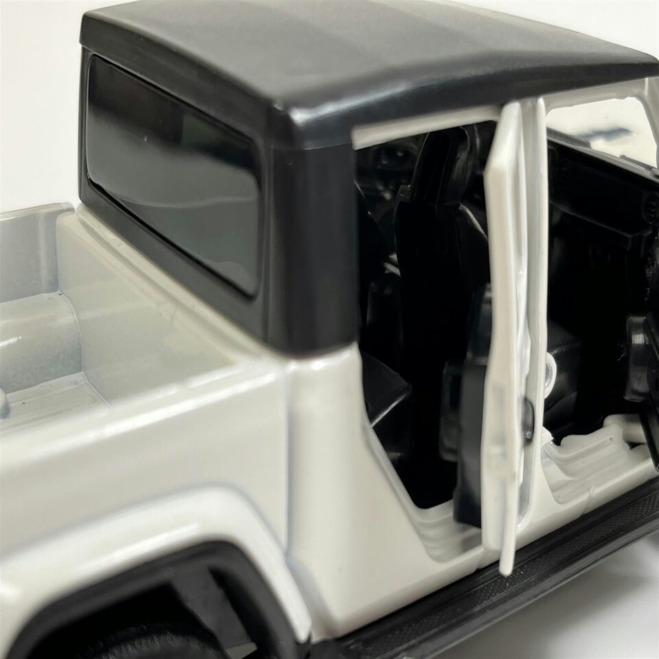 image 1 of Jeep Gladiator White LHD 1:32 Scale Light & Sound Tayumo 32130002