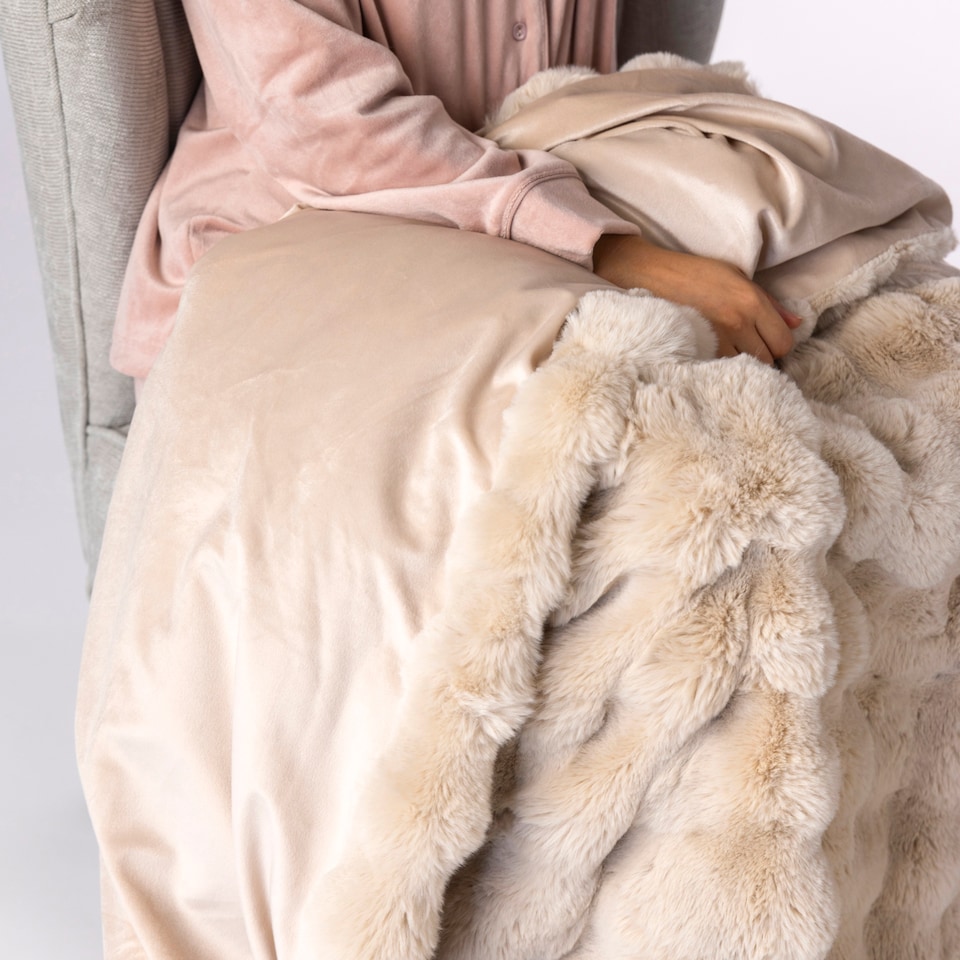 image 1 of Faux Fur Blanket Extra Soft Cosy Thermal Large Blanket 140x160cm