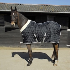 Rhinegold Detroit Hexagon Stable Quilt Black | Size: 6ft 3
Colour: Black