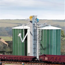 GM Structures Fordhampton Grain Silos Kit