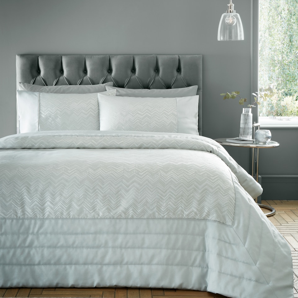 Antibes Chevron Waves Silver Quilted Throwover Bed Throw Blanket 200 x 230cm | Silver