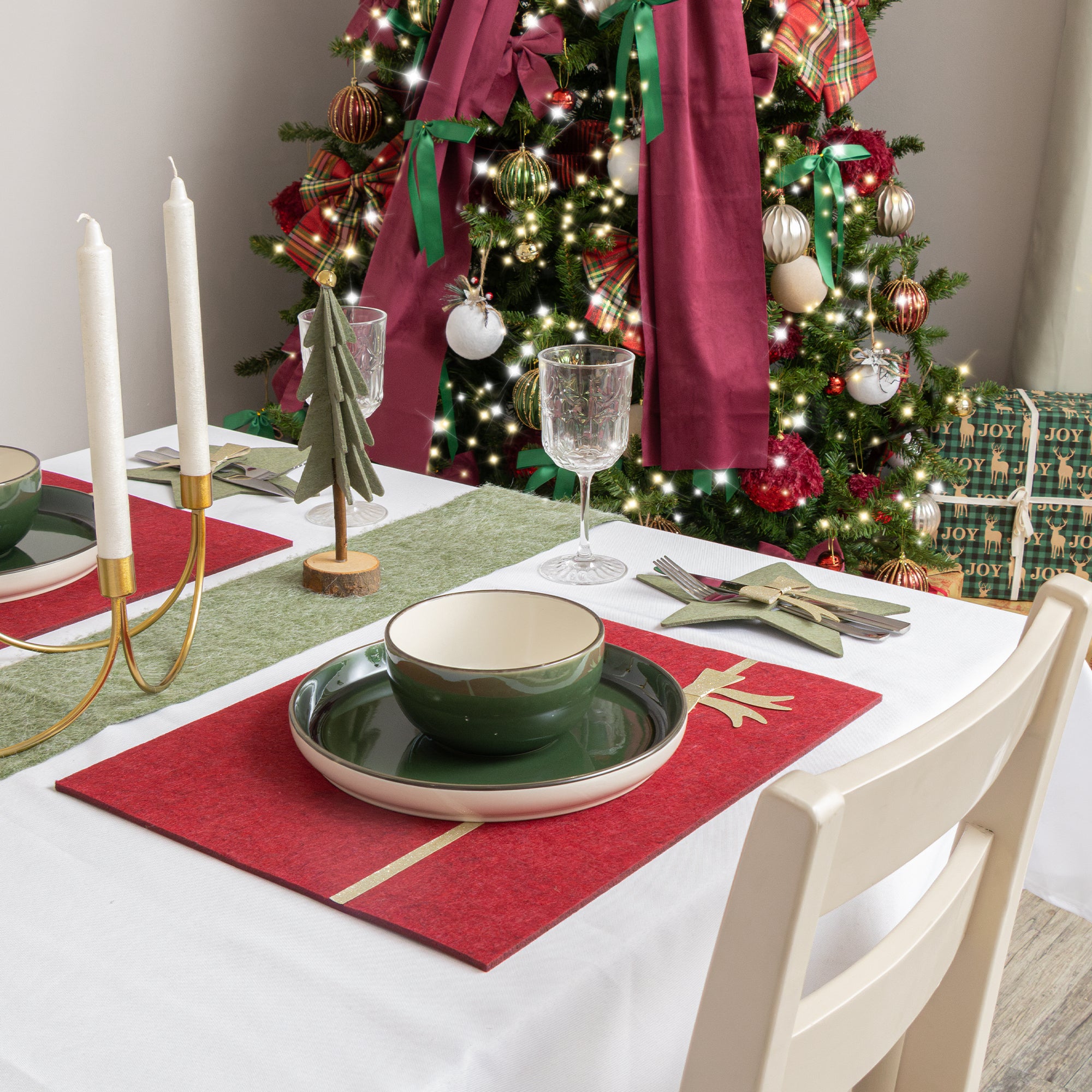Melody Maison Set Of 4 Dark Red Rectangular Felt Placemats With Champagne Gold Bow