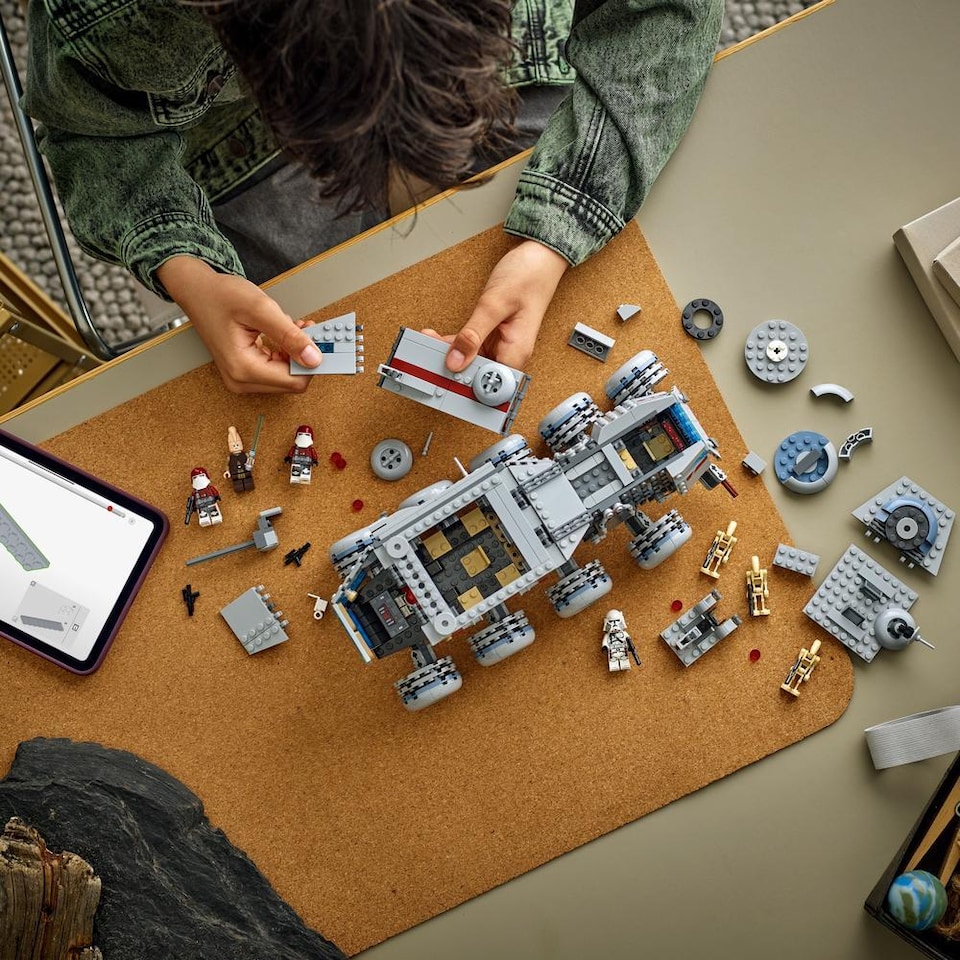 image 1 of Lego Star Wars 75413 Republic Juggernaut 813 Piece Set