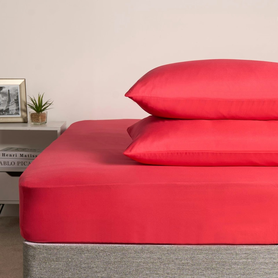 image 1 of OHS 2 x Hotel Luxury Quality Bedroom Housewife Pillowcases, 50x75cm - Red