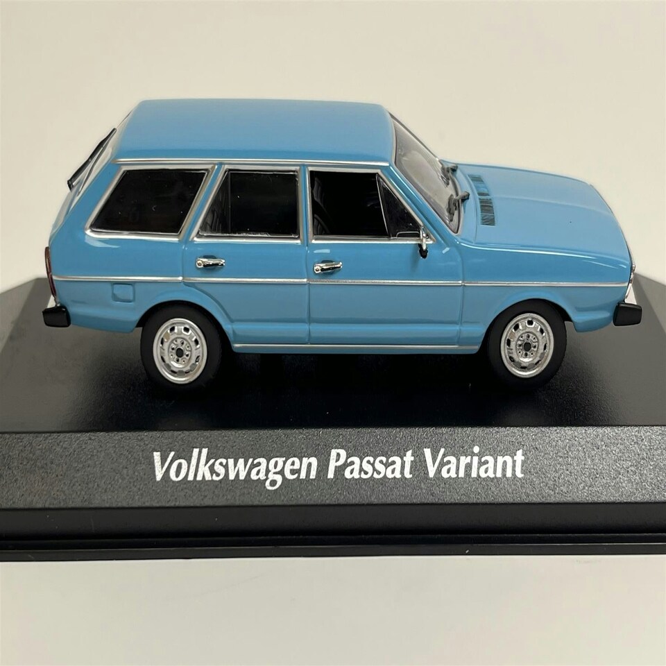 image 1 of Volkswagen Passat Break 1975 Blue 1:43 Maxichamps 940054210