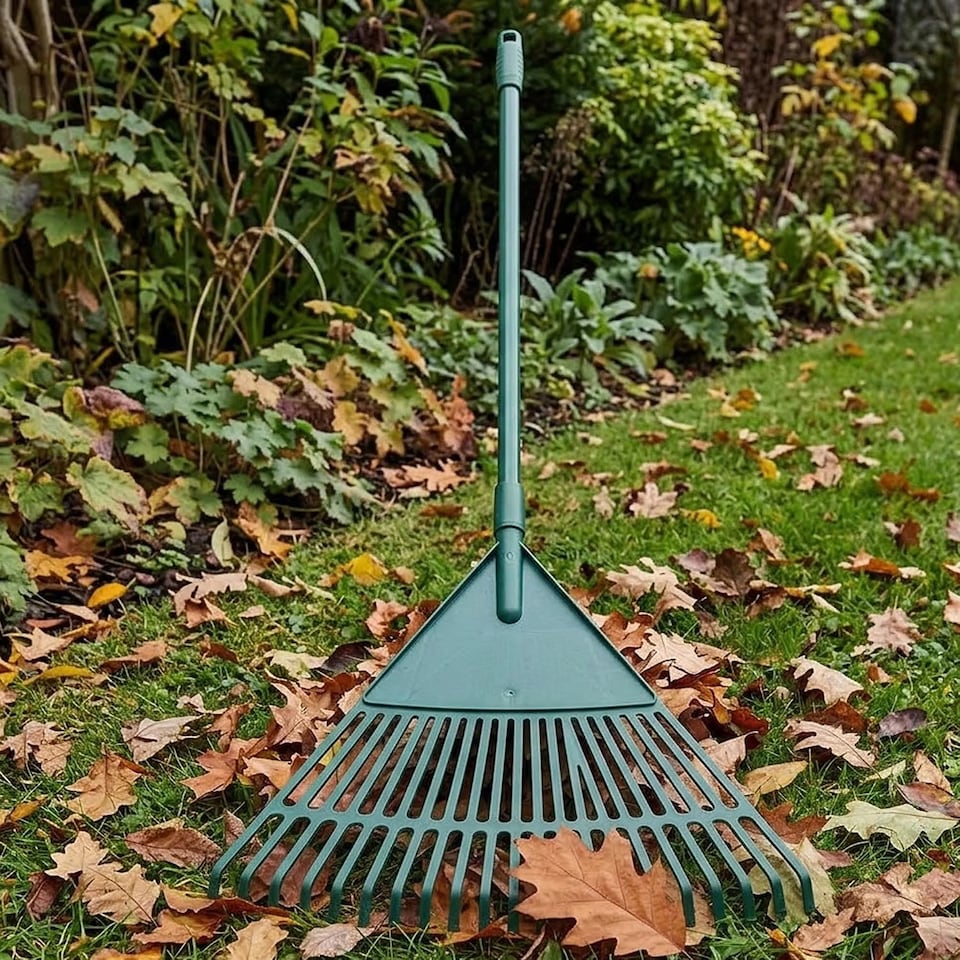 Telescopic 20 Tooth Plastic Garden Leaf Rake Lightweight Lawn Debris ...