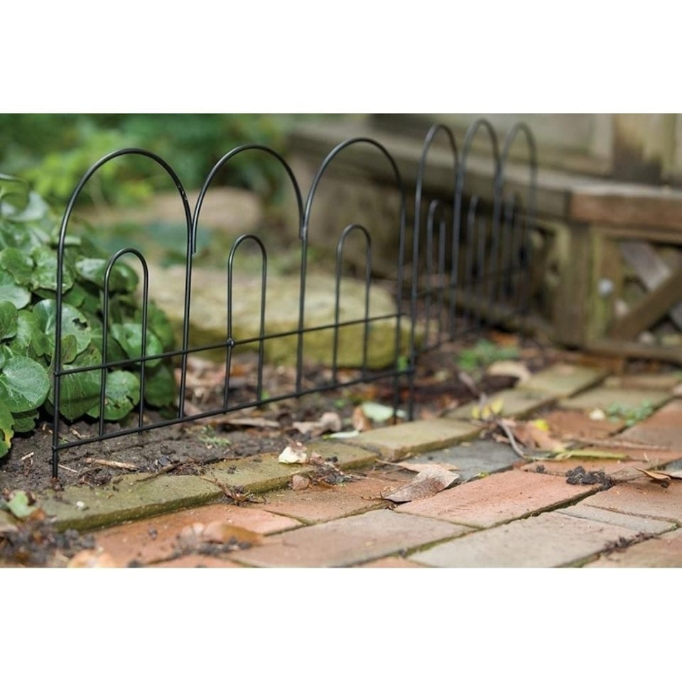 Lightweight Arched Garden Edging in Black Black