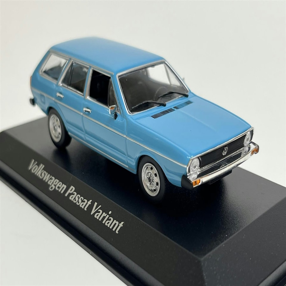 image 1 of Volkswagen Passat Break 1975 Blue 1:43 Maxichamps 940054210