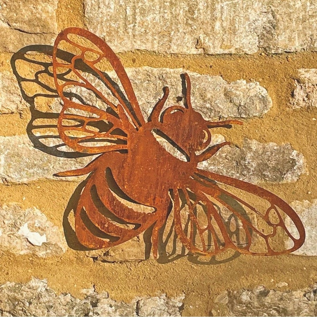 Folded Wings Bee Garden Art - W39.4 x H25.4 cm - Bare Metal/Ready to Rust