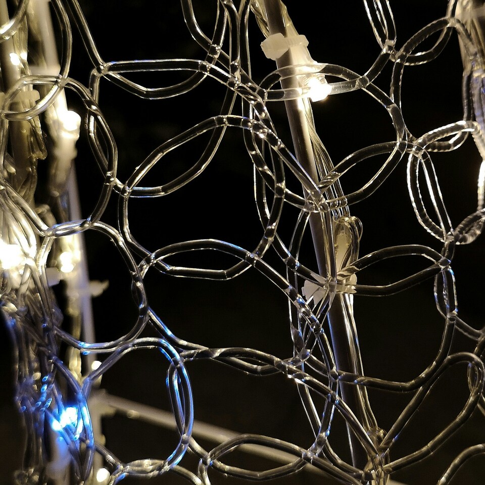 image 1 of 1.2m Light up Soft Acrylic 2D Shooting Christmas Star with 200 LEDs in Warm White