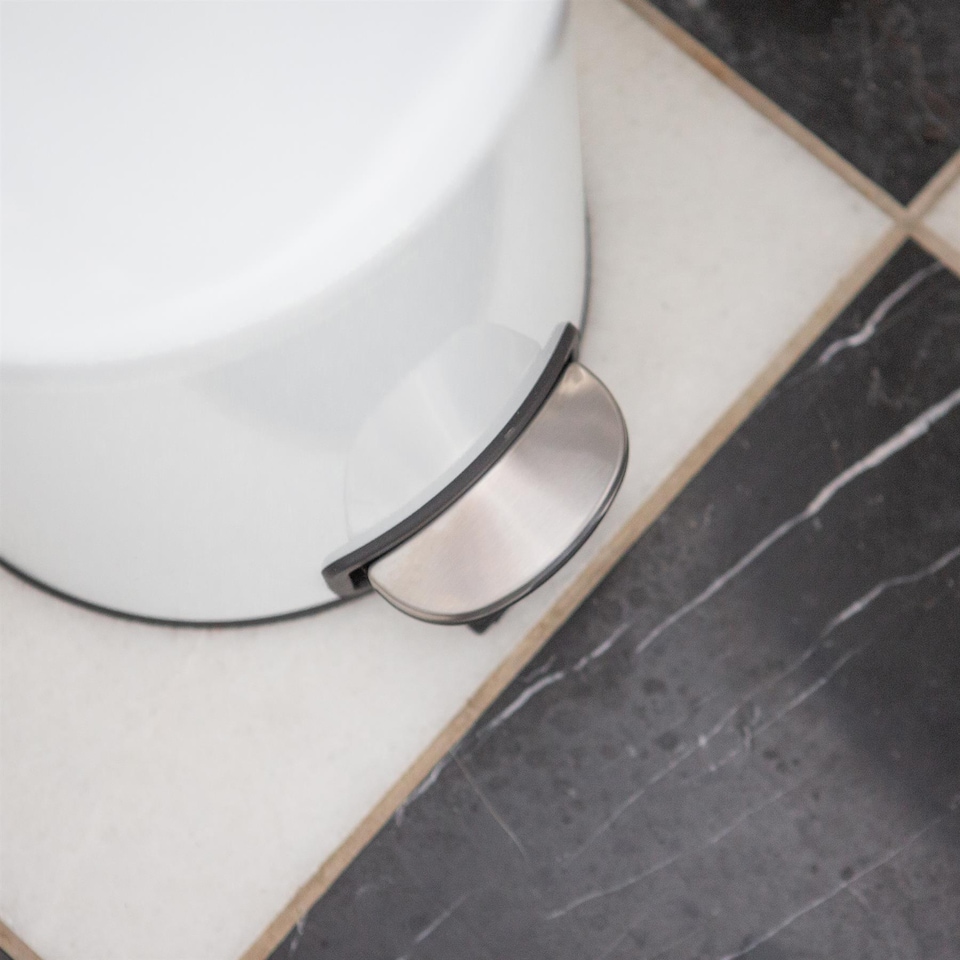 image 1 of Harbour Housewares 2x Bathroom Pedal Bins - 5L - White - Round Stainless Steel Slim Rubbish Dustbin Lid and Inner Liner Bucket