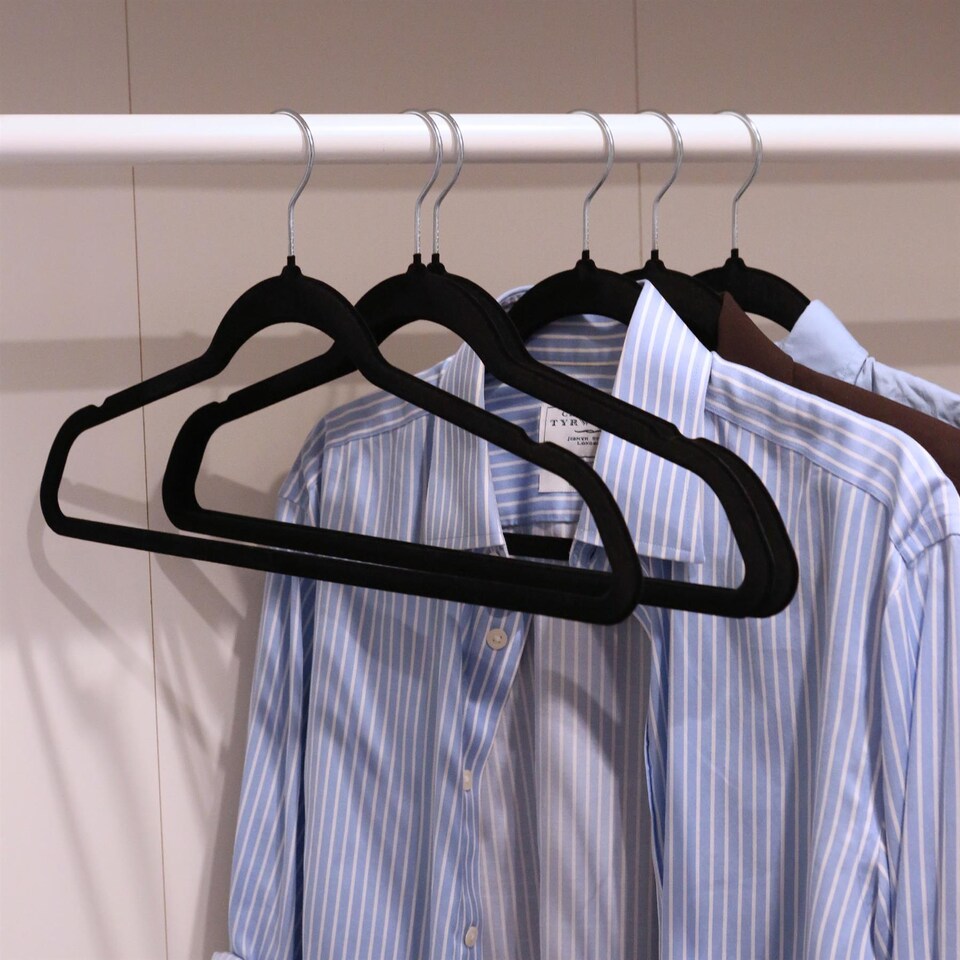 image 1 of Harbour Housewares 100x Velvet Hangers - 45cm - Black - Non-Slip Coat Hangers with Trouser Bar Clothes Bar 360 Degree Swivel Hook