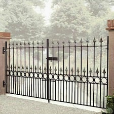 Balmoral Premium Spear Top Low Double Driveway Gate - Steel - Fits Gap 2743 mm x 1168 mm High - Electro Galv./Black Powder Coated Black