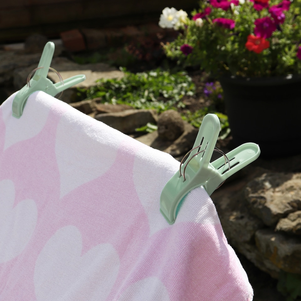 image 1 of JVL Pack of 4 Beach Towel Pegs, Green
