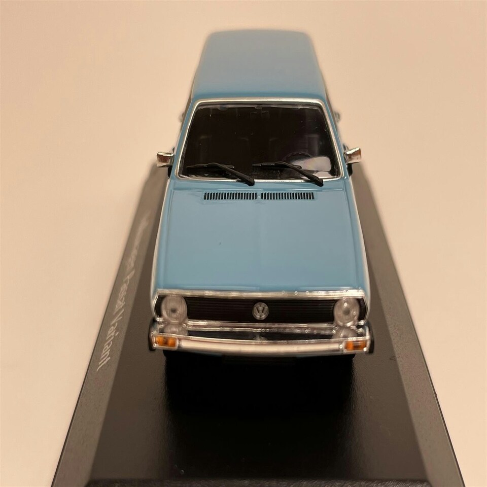 image 1 of Volkswagen Passat Break 1975 Blue 1:43 Maxichamps 940054210