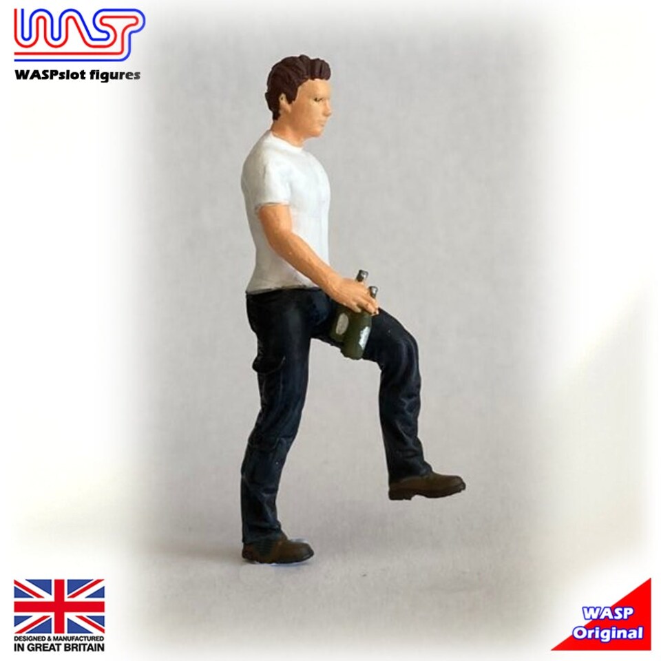 image 1 of Trackside Figure Scenery Display No 117 1:32 Scale Wasp