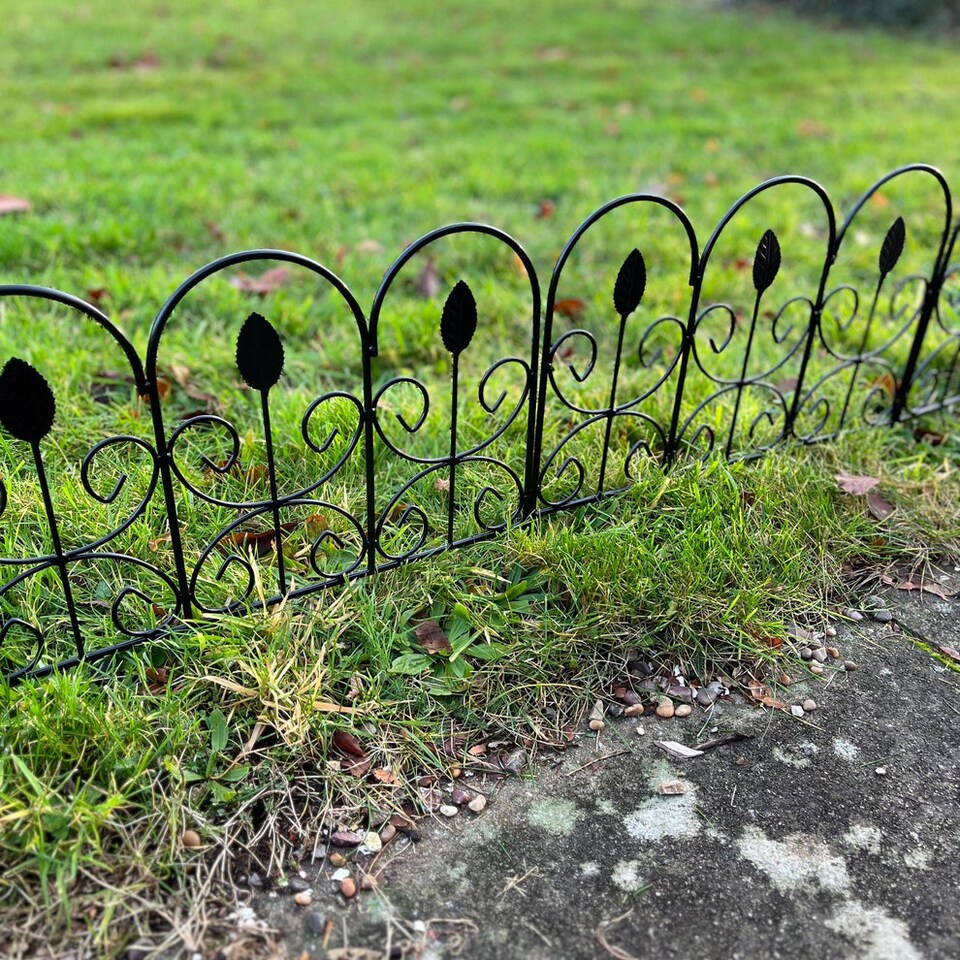 image 1 of Leaf Design Metal Garden Lawn Edging (45cm x 41cm) - 5 Panels
