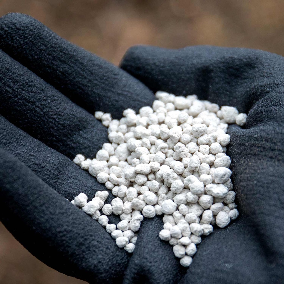 image 1 of Marshalls Garden Concentrated Slow-Release Potato Feed Granules NPK 14:14:21 800g