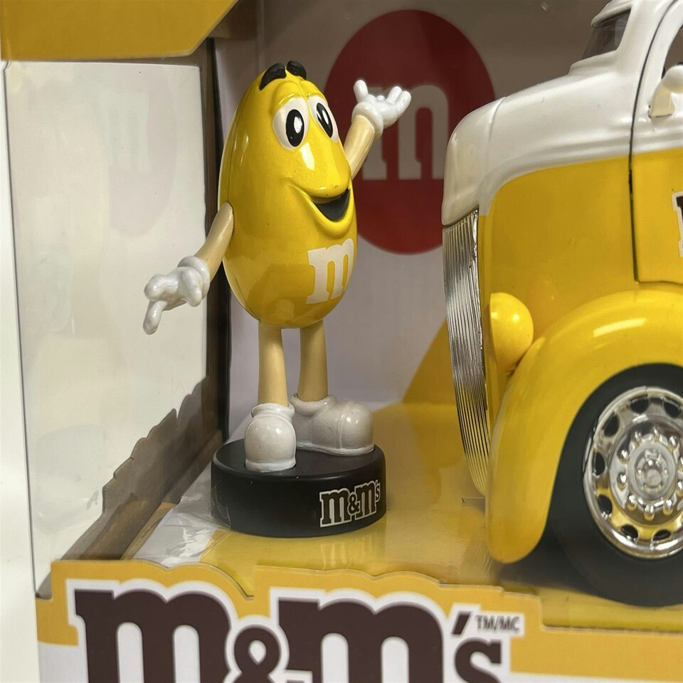 image 1 of M&Ms Yellow Figure and 1947 Ford Coe Flatbed 1:24 Scale Jada 253255066 33425