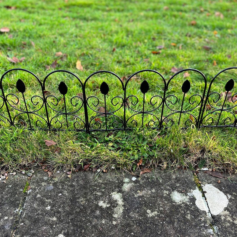 image 1 of Leaf Design Metal Garden Lawn Edging (45cm x 41cm) - 5 Panels