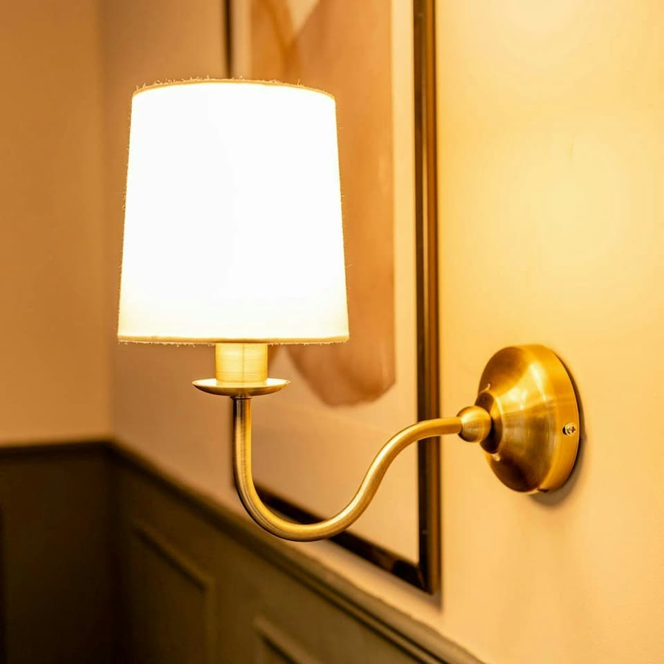 image 1 of ValueLights Memphis Traditional Antique Brass Wall Light Fitting with a Fabric Lampshade - Bulb Included
