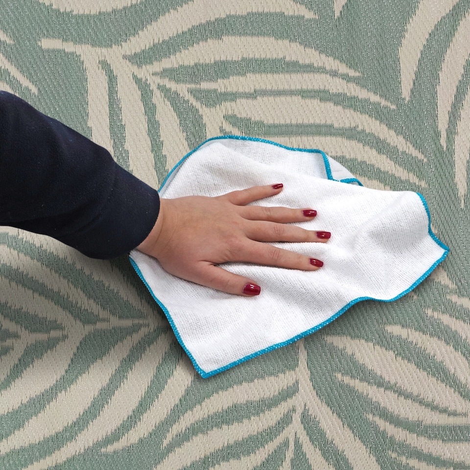 image 1 of JVL Lightweight Reversible Outdoor Rug – Large Leaf Pattern, Plastic Woven 150 x 210 cm