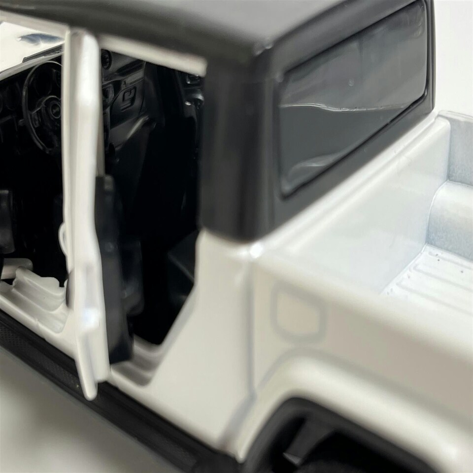 image 1 of Jeep Gladiator White LHD 1:32 Scale Light & Sound Tayumo 32130002