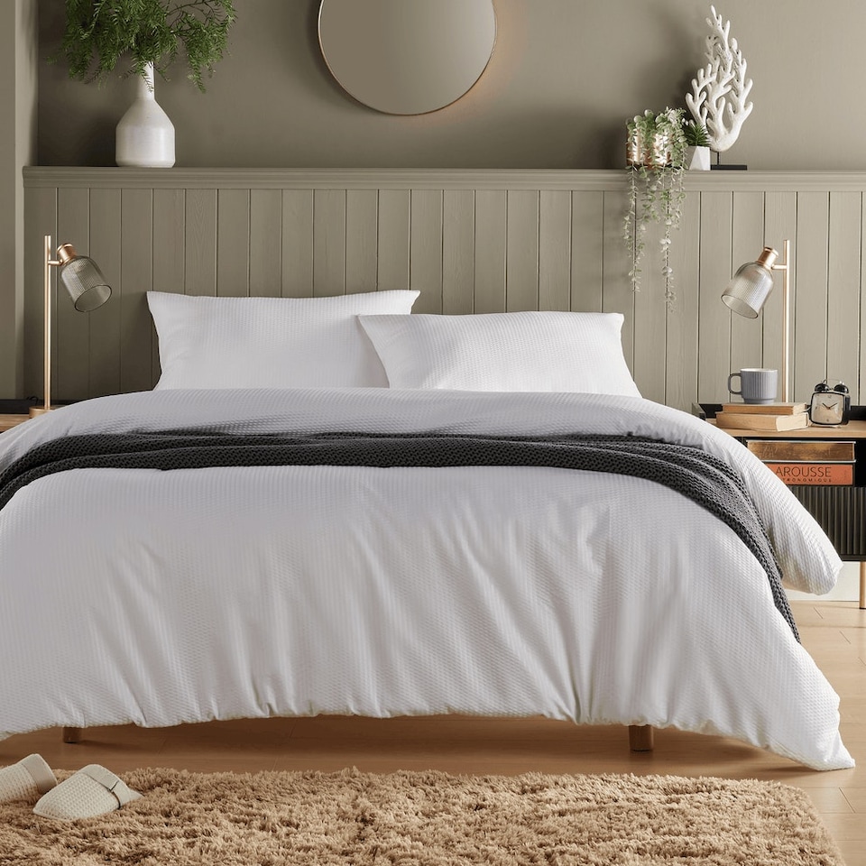 Monaco Seersucker Duvet Set in White - Double White | White | Double