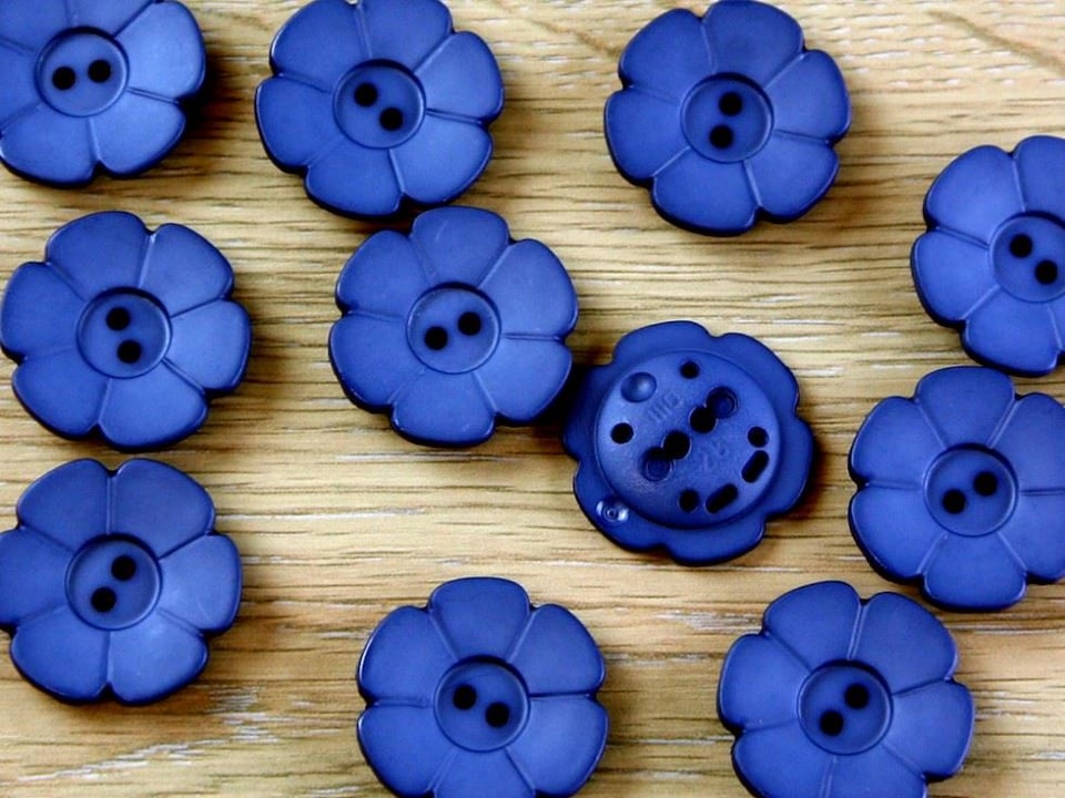 Dill Teal Flower Plastic Buttons for Dressmaking - 15mm - per value pack of 24