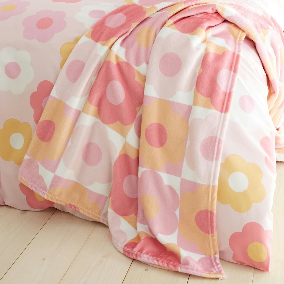 image 1 of Catherine Lansfield Retro Daisy Cosy Fleece 130x170cm Blanket Throw Pink