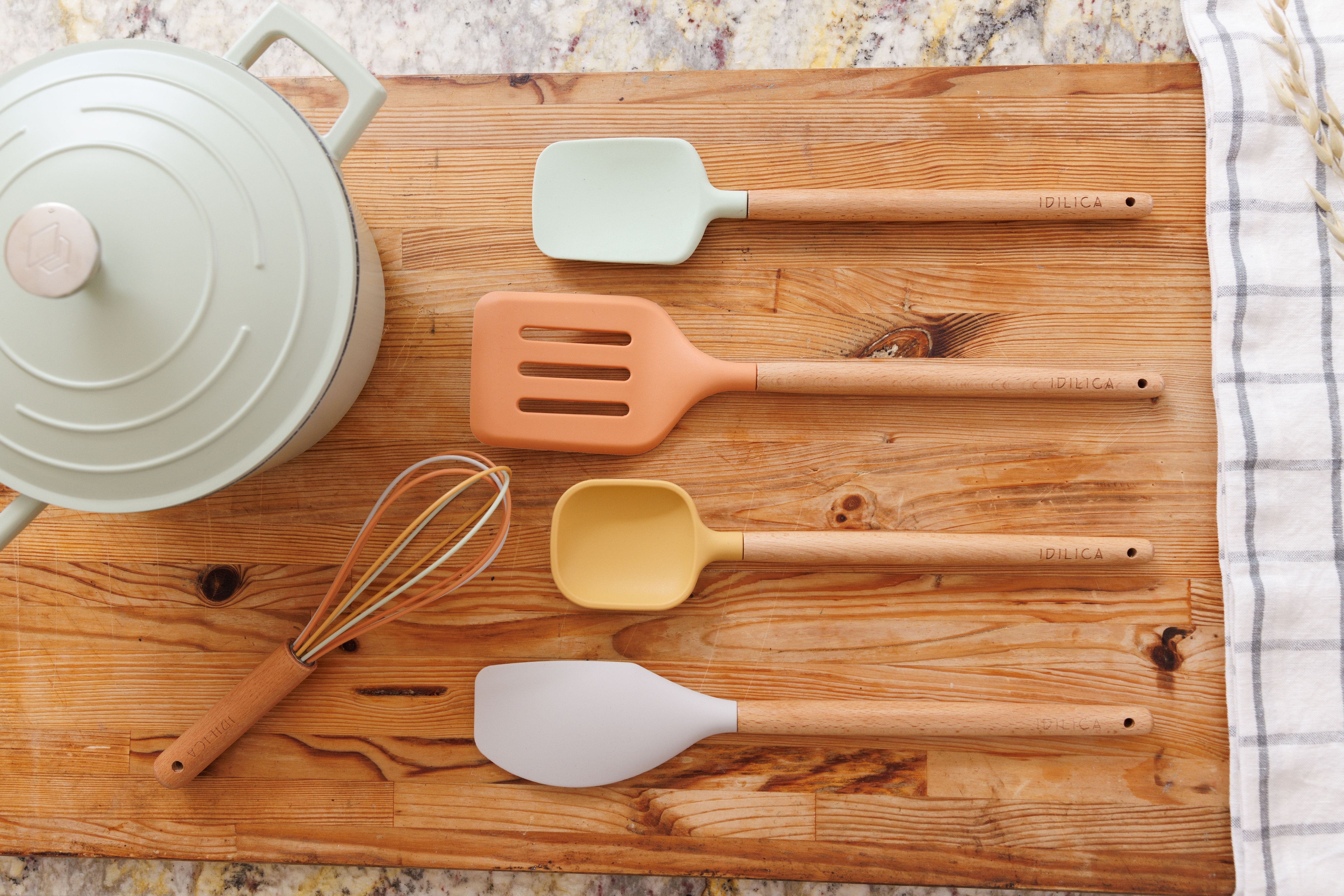 Idilica Silicone Kitchen Utensils and Stoneware Holder Set