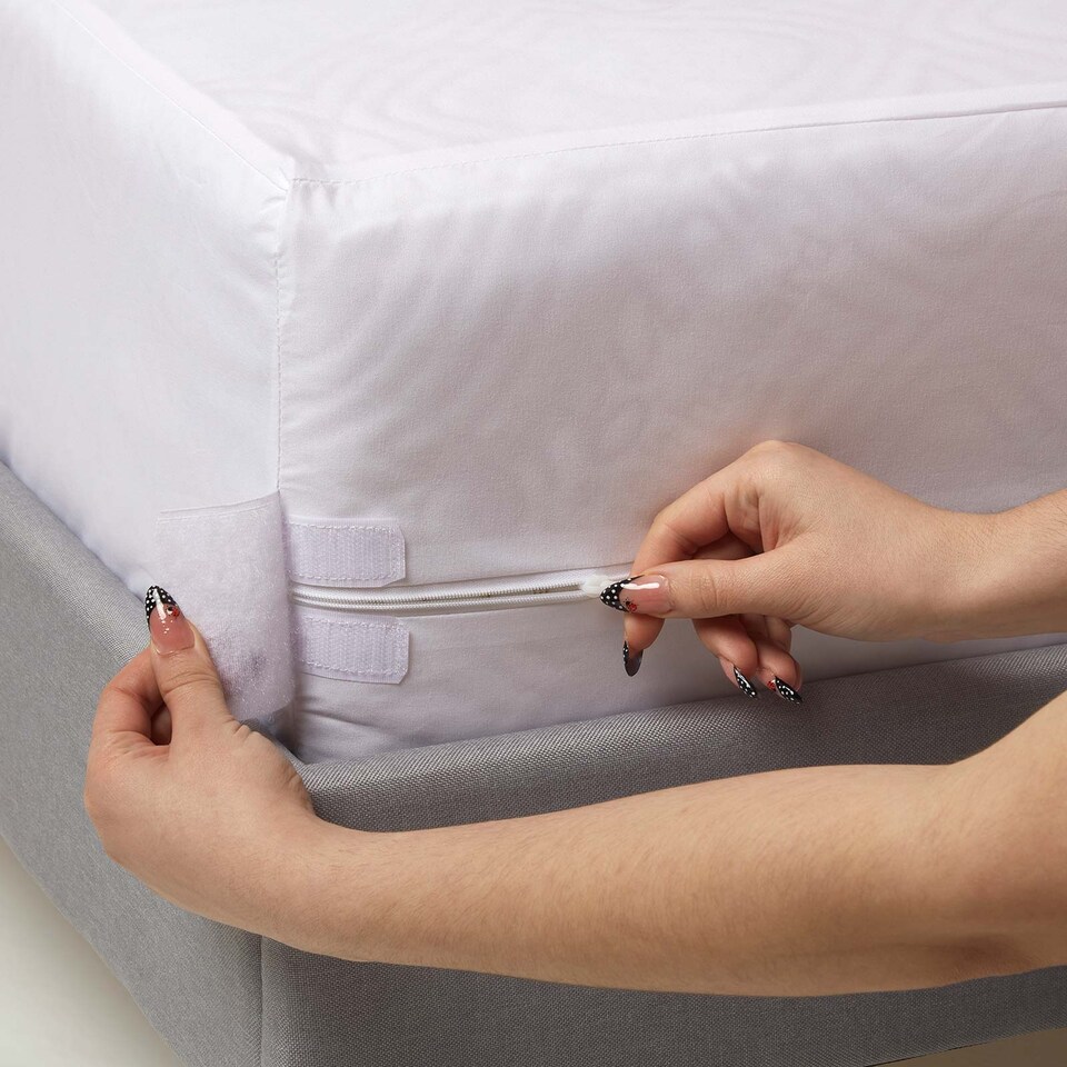 image 1 of Homescapes Luxury Zipped Mattress Encasement, 40 cm, Super King | White | Super King | 1