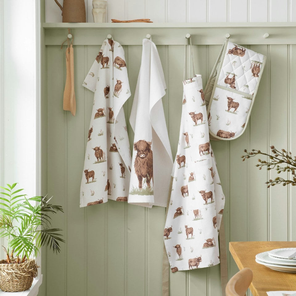 image 1 of Catherine Lansfield Angus Highland Cow Cotton Kitchen Adult Apron Natural Cream | Natural