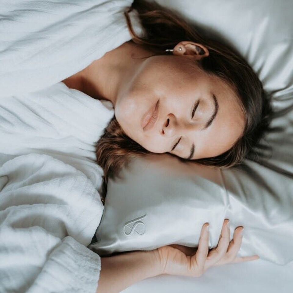 image 1 of Silk Addict 100% Mulberry Silk Pillowcase – Silver | Silver | Standard | 1