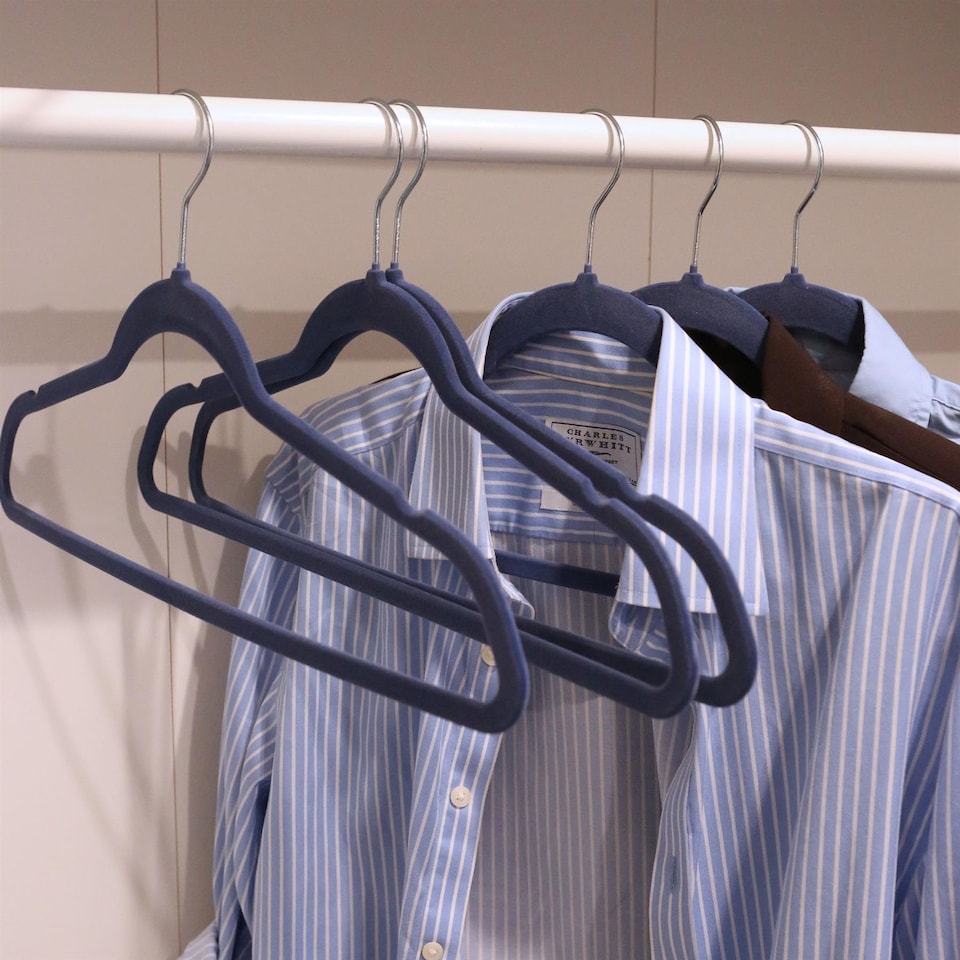 image 1 of Harbour Housewares 50x Velvet Hangers - 45cm - Blue - Non-Slip Coat Hangers with Trouser Bar Clothes Bar 360 Degree Swivel Hook