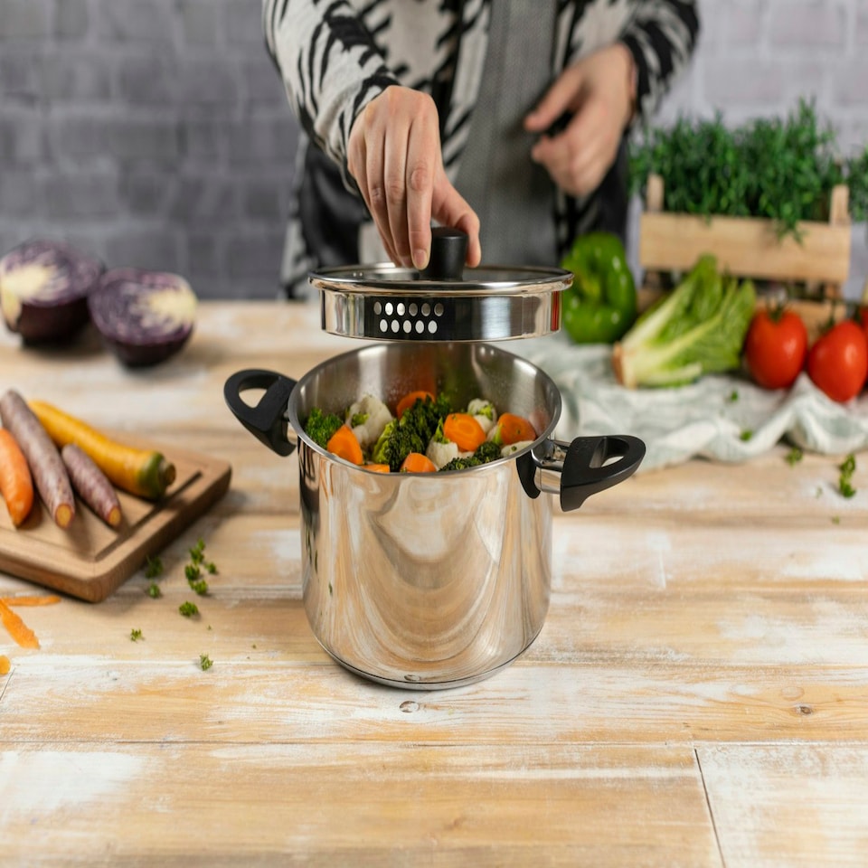 image 1 of CLASSIC PLUS Casserole with draining lid 3.7L 20cm