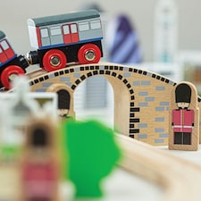 TIDLOのシティオブロンドントレインセット Tidlo Wooden City Of London Train Set, Train Sets For Kids