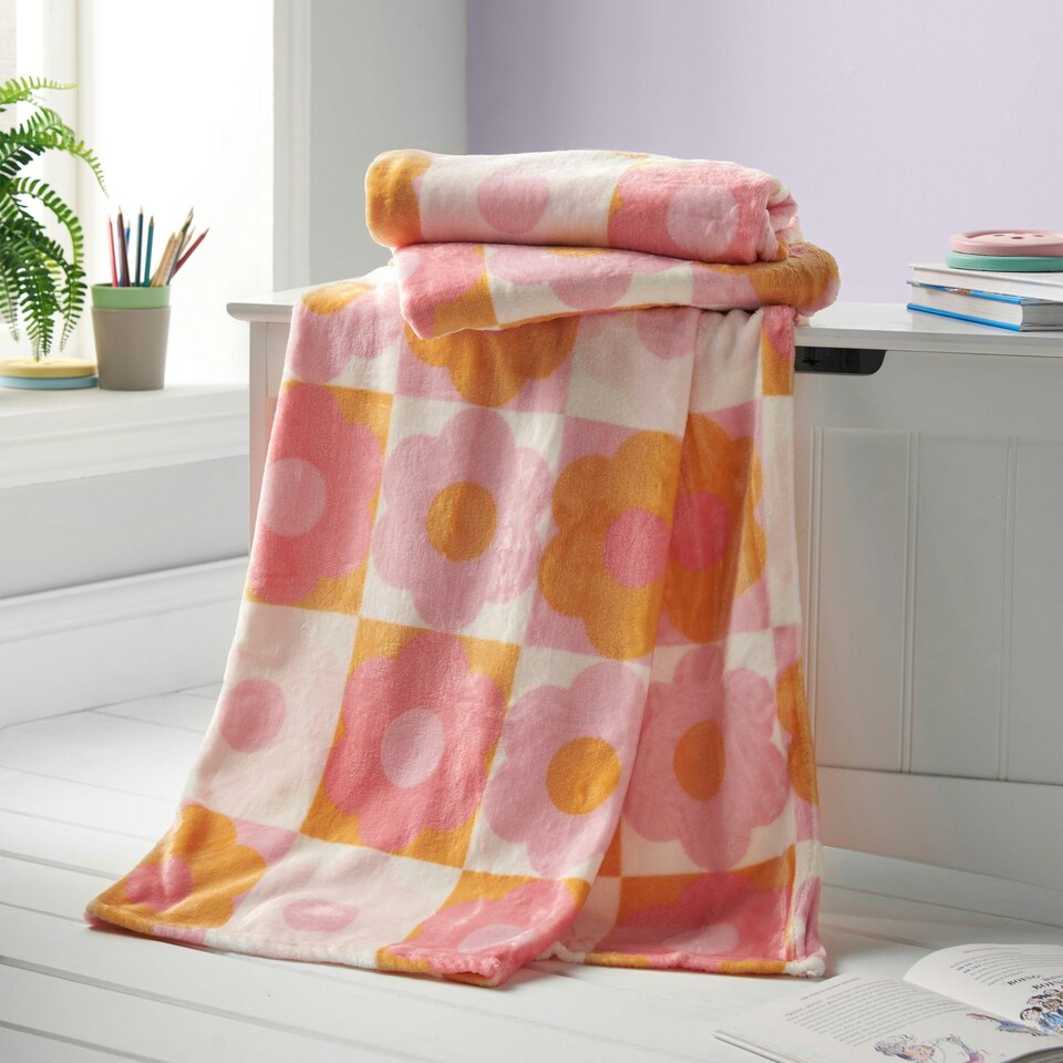 image 1 of Catherine Lansfield Retro Daisy Cosy Fleece 130x170cm Blanket Throw Pink