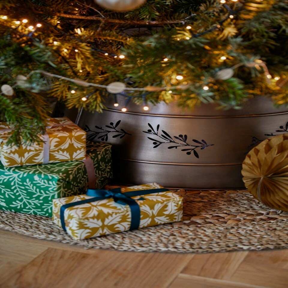 image 1 of Cut Out Mistletoe Tree Skirt - Iron - L25 x W67 x H67 cm - Bronze