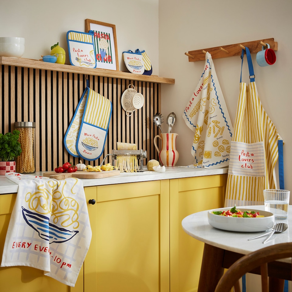 image 1 of Ulster Weavers Pasta Lovers Club Gauntlet Oven Glove Yellow