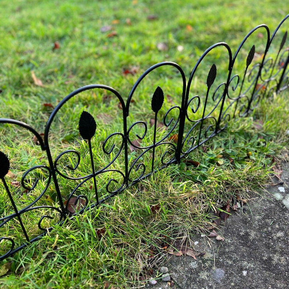 image 1 of Leaf Design Metal Garden Lawn Edging (45cm x 41cm) - 5 Panels