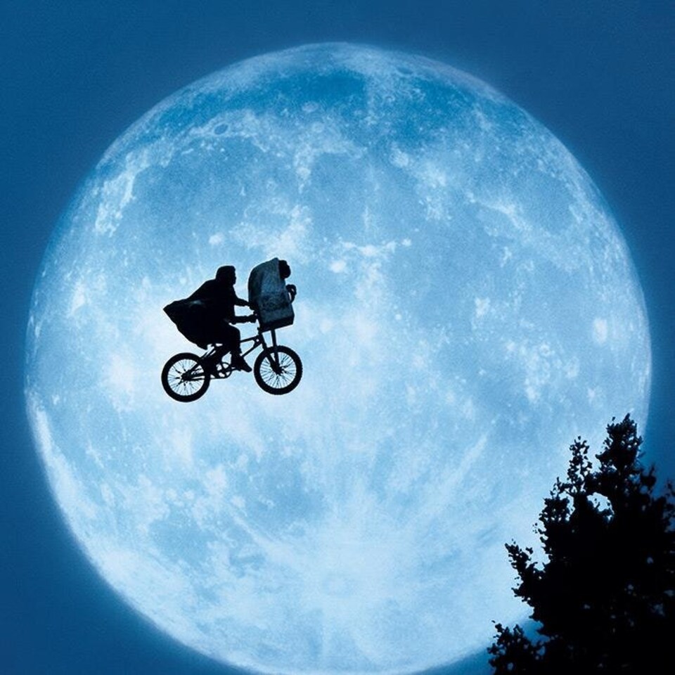 E.T. the Extra-Terrestrial (Moon) 60x60x2cm Stretched Canvas Print