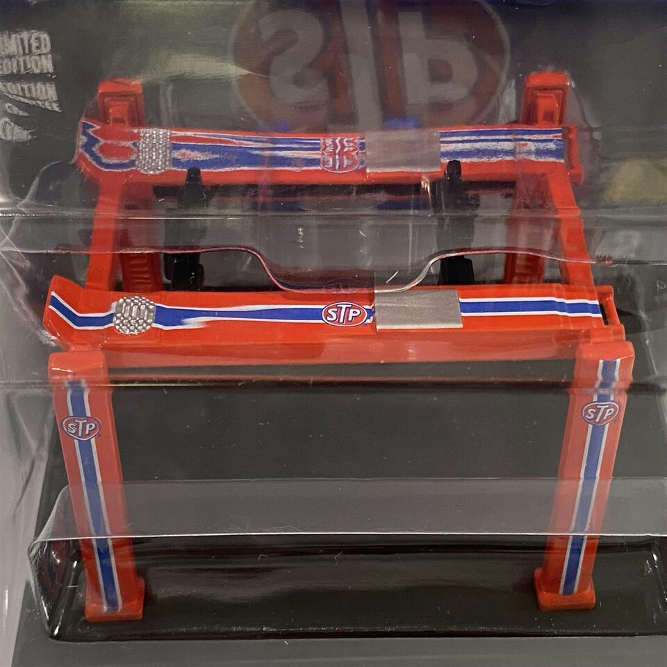 image 1 of STP Four Post Lift Series 2 1:64 Scale Greenlight 16120A