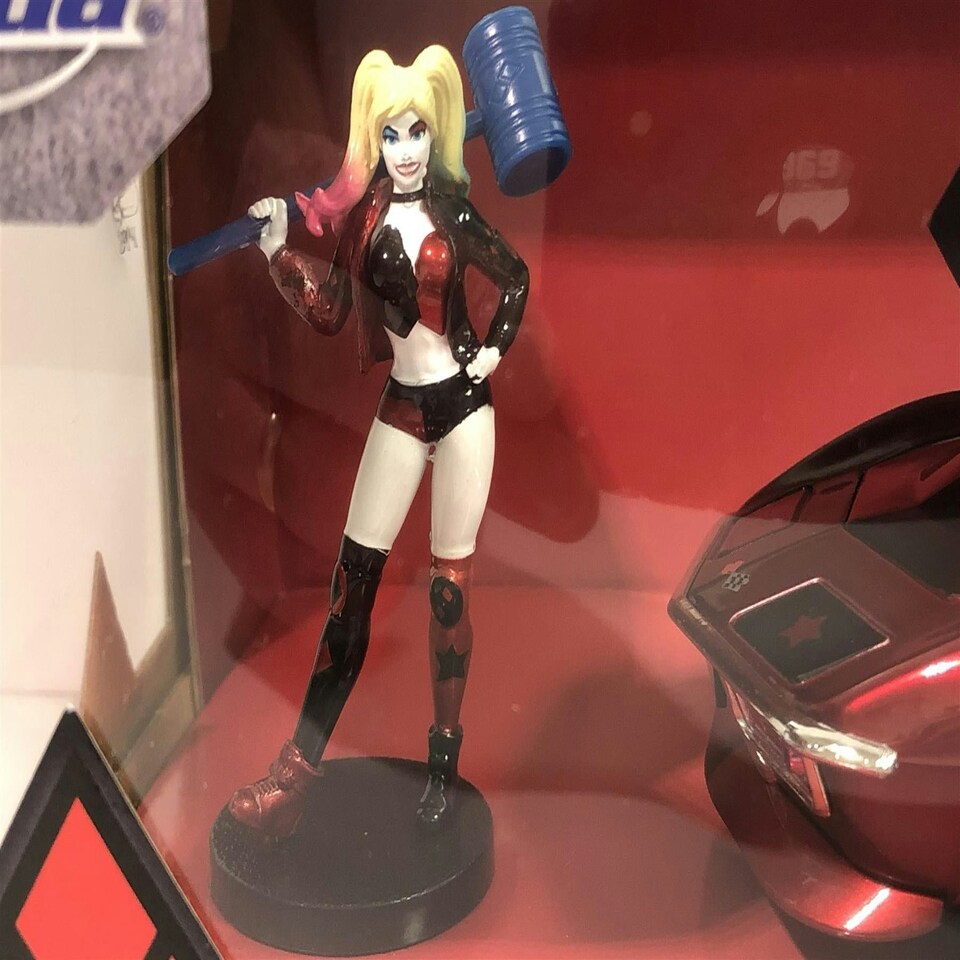 image 1 of Harley Quinn 1969 Chevrolet Corvette Stingray with Figure 1:24 Scale Jada 31196