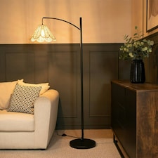 ValueLights Preto Black Metal Curve Stem Floor Lamp with a Rattan Wicker Scalloped Edge Shade