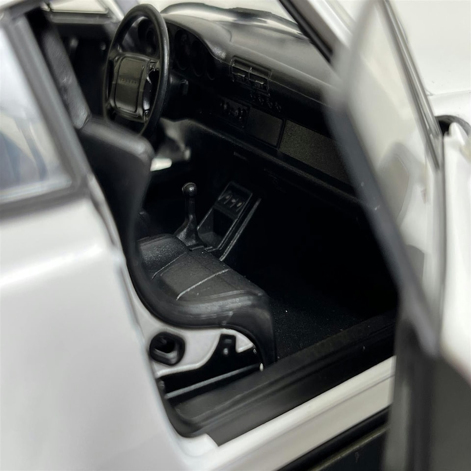 image 1 of 2009 Porsche 964 Turbo White 1:18 Scale Welly 18026w