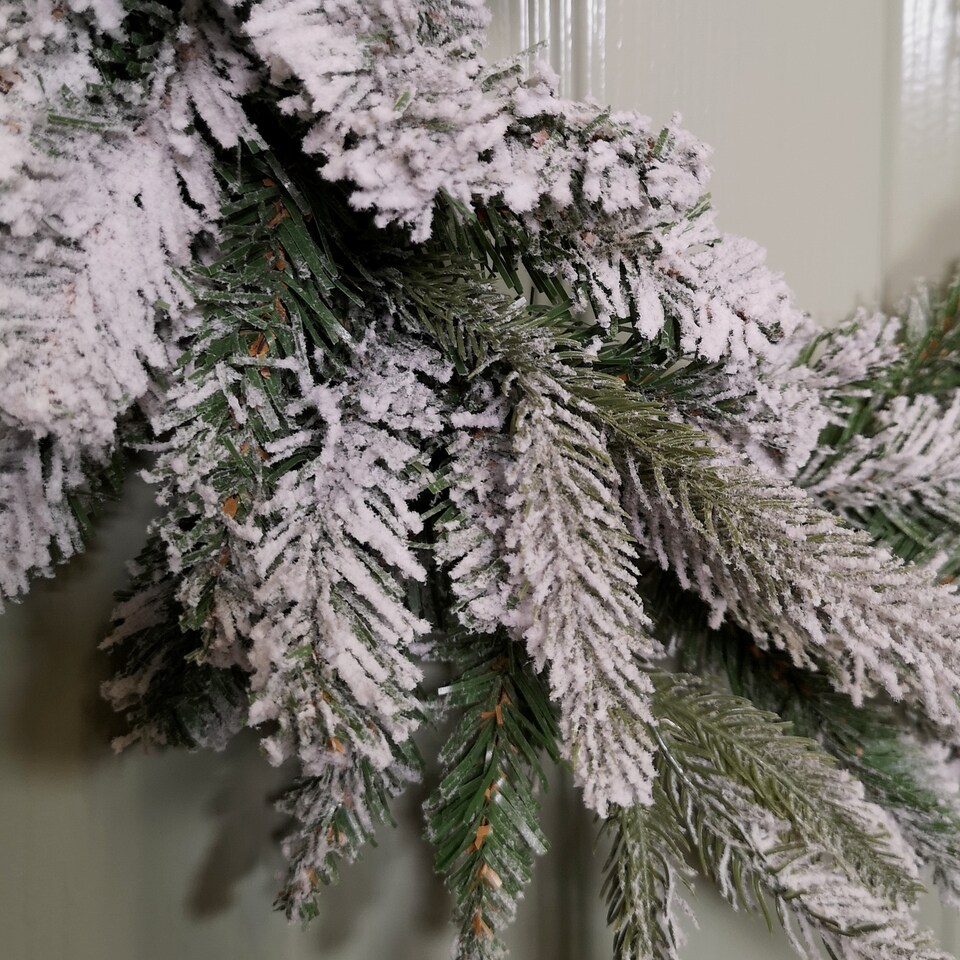 image 1 of 45cm Snow Flocked Wreath 84 Mixed PE/PVC Tips
