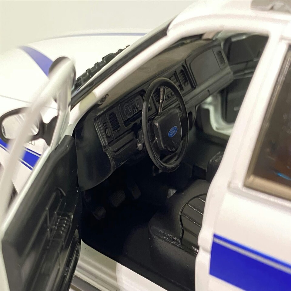 image 1 of 2008 Ford Crown Victoria Police Interceptor 1:24 Scale Greenlight 85543