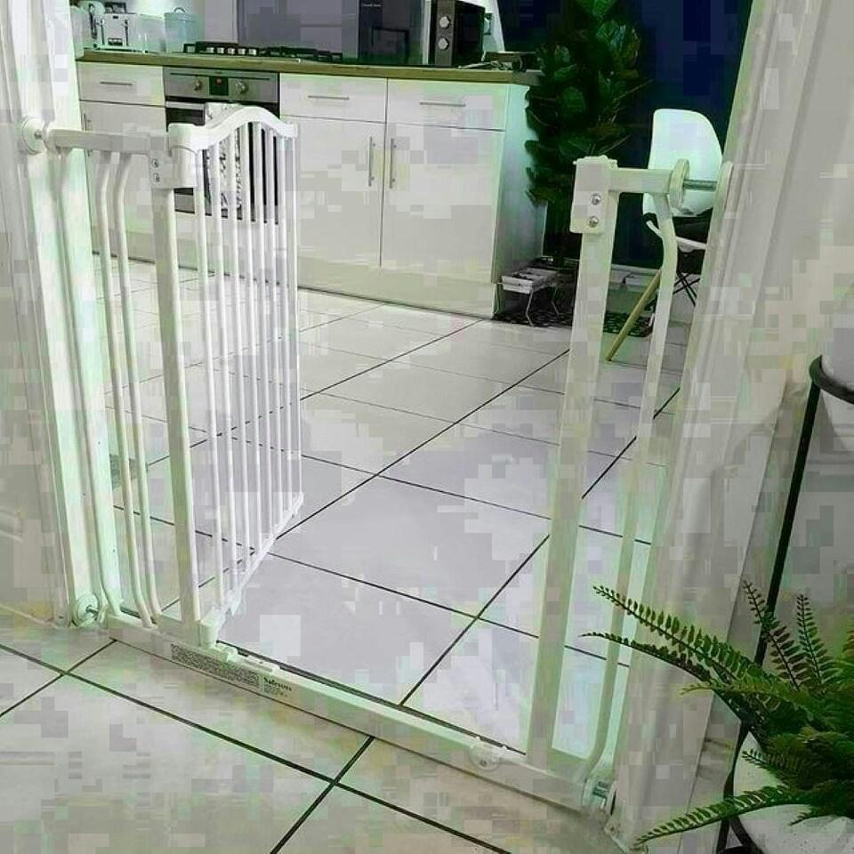 image 1 of Bettacare Curved Top Dog Gate, 71cm - 80cm, Matt White, Pressure Fit Pet Gate for Dog and Puppy, Pet and Dog Barrier