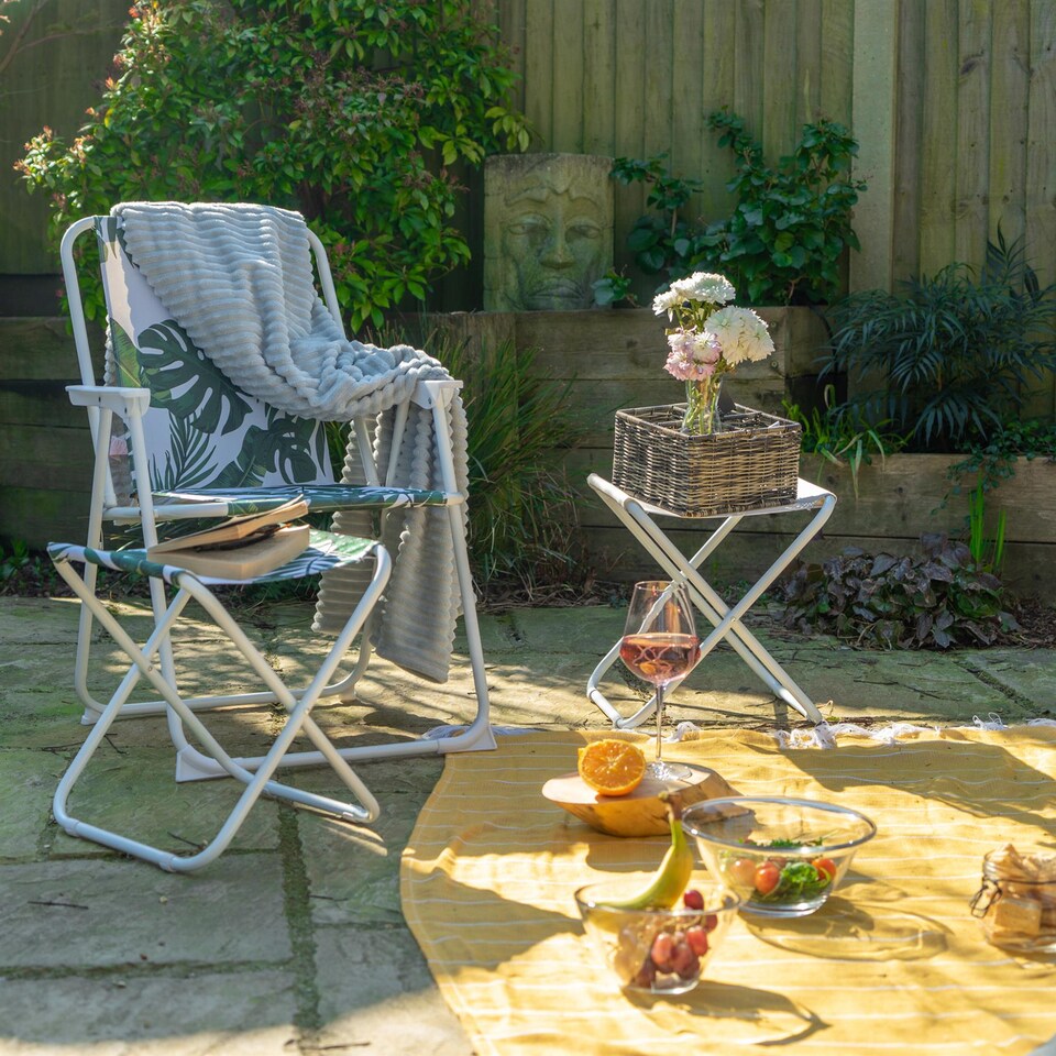 image 1 of Harbour Housewares Folding Metal Beach Chairs - Banana Leaf - Pack of 2 Portable Outdoor Garden Camping Festival Seats